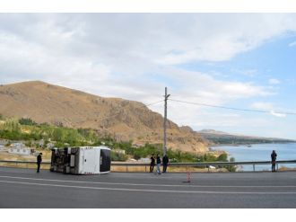 Polisleri taşıyan midibüs devrildi: 10 yaralı