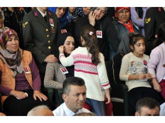 Şehidin kızı annesinin gözyaşlarını seldi