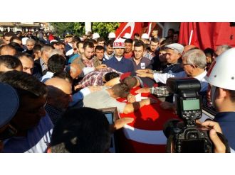 Hepsi şehidin tabutuna kapandı