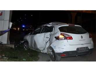 Alkollü sürücü otobüs durağına daldı, 1 ölü 3 yaralı