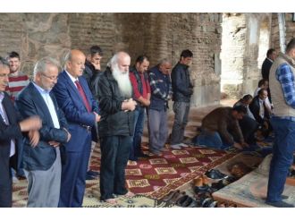 Piskoposlar cuma namazı kıldı