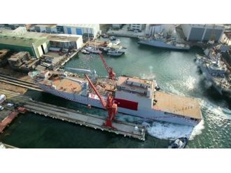 Yüzde yüz yerli amfibi harp gemisi suya indirildi