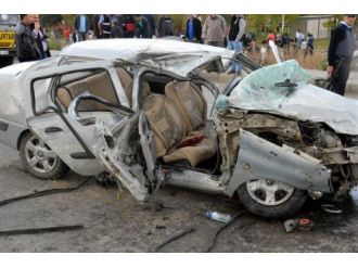 Otomobille yolcu otobüsü çarpıştı: 22 yaralı