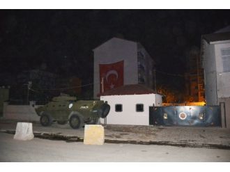 Teröristler polis lojmanlarına saldırdı