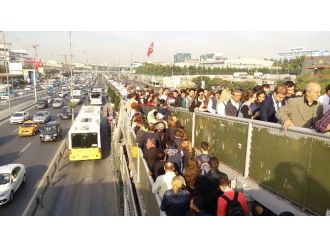 Metrobüs durağında insan seli !