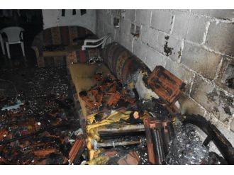 Eşi ve çocuklarının bulunduğu eve benzin döktü