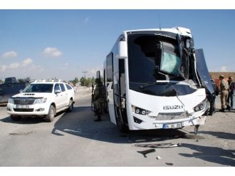 Askeri araç belediye kamyonuna çarptı: 11 yaralı