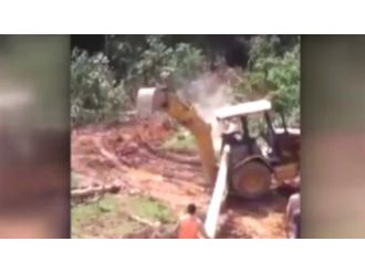 Elektrik direği üzerine düştü