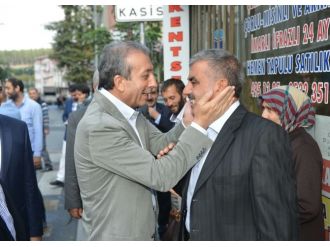 Bakan börek kesip vatandaşa ikram etti