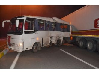 Midibüs TIR’la çarpıştı: 5 yaralı