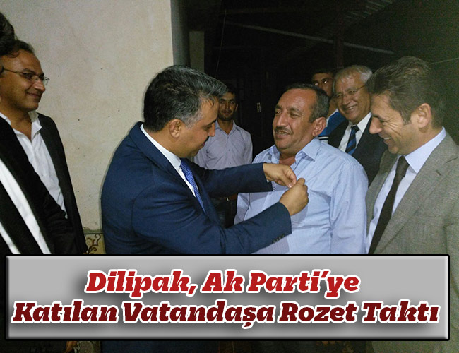 Dilipak, Ak Parti’ye Katılan Vatandaşa Rozet Taktı