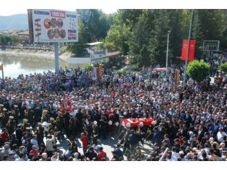Şehidi binlerce kişi uğurladı