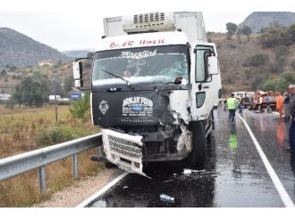Yol bakım aracı ile kamyon çarpıştı: 2 ölü, 2 yaralı