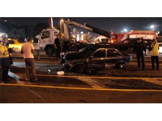 Kontrolünü kaybeden sürücü metrobüs yoluna daldı: 1 yaralı!