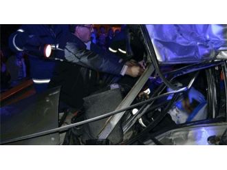 Otomobil TIR’ın altına girdi: 2 ölü!