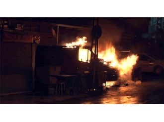 Başkent’te park halindeki minibüs alev aldı