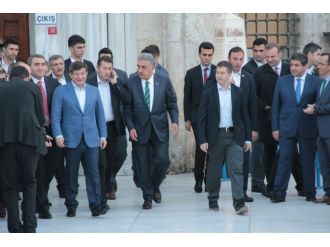 Başbakan sabah namazında Eyüp Sultan’daydı