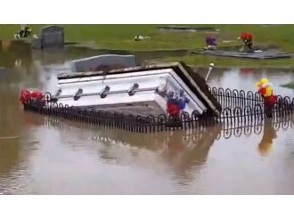 Sel tabutları yüzeye çıkardı