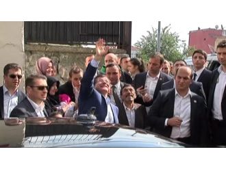 Başbakan Davutoğlu okuduğu ilkokulu ziyaret etti