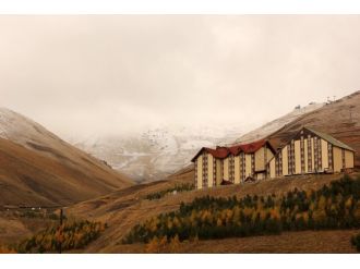 Palandöken’e mevsimin ilk karı düştü