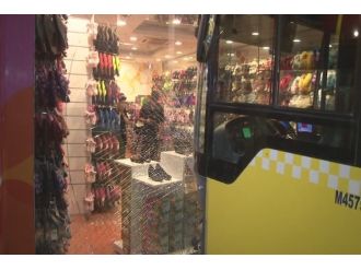 Gaz pedalı tutukluk yapan otobüs mağazaya girdi