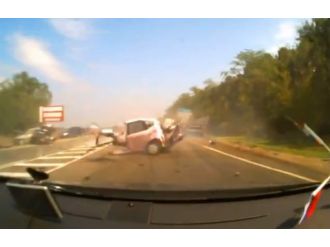 Hatalı sollama yapan araç ikiye bölündü !