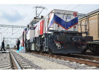 Milli elektrikli lokomotif raylara indi