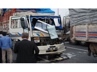 İki kamyon çarpıştı: 6 yaralı