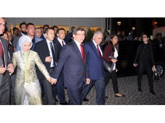 Davutoğlu çifti el ele İzmir turu yaptı