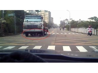 Motosikletli kamyonun altında kaldı