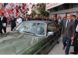 Bahçeli klasik otomobiliyle geldi