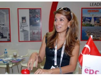 Uçakta uyuyan kadın yolcu soyuldu