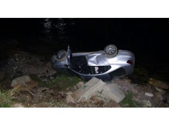 Virajı alamayan kadın sürücü deniz kenarına uçtu!