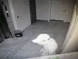 Binlerce liralık soygun yapan zanlılar kamerada !