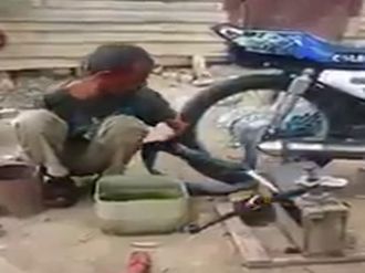 Yaşama tek kolla tutunuş