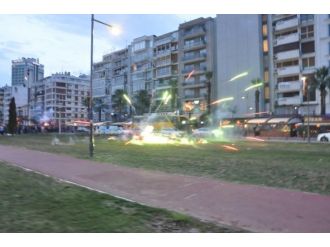 Polise havai fişek ve taşlarla saldırdılar