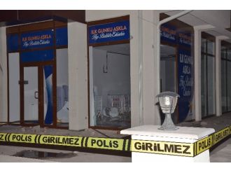 AK Parti afişlerinin olduğu dükkana saldırı