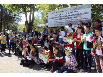 Suriyeliler Rusya’yı protesto etti