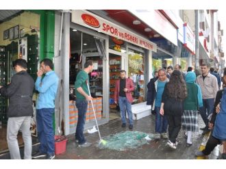 Saldırıyı protesto bahanesiyle iş yerlerine saldırdılar