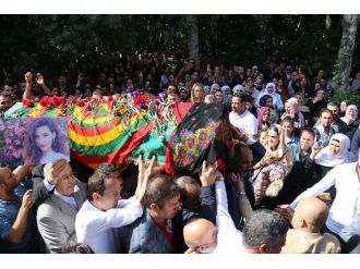 Tabutu PKK’nın sözde bayrağına sarıldı