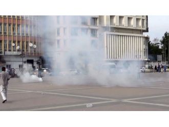 Terör saldırısını protesto bahanesiyle polise saldırdılar