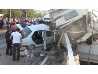 5 araç birbirine girdi: 16 yaralı