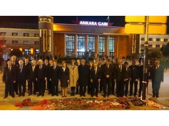 Büyükelçilerden olay yerine 97 karanfil