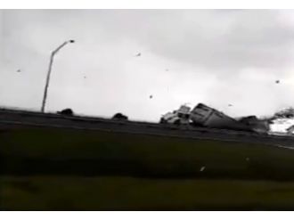 Hortum TIR’ı böyle parçaladı