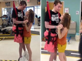 İlk adımını eşiyle dans ederek attı