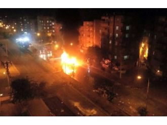 Diyarbakır’da molotof atılan otobüs alev topuna döndü