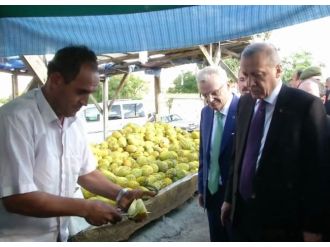 Gazeteciye elleriyle kavun yedirdi