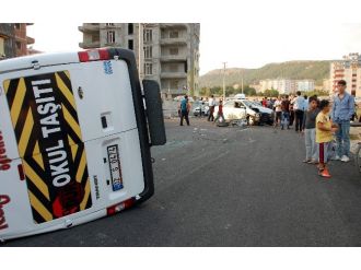 Öğrenci servisi takla attı: 10 yaralı