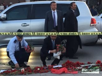 ABD Büyükelçisi patlama alanına çiçek bıraktı