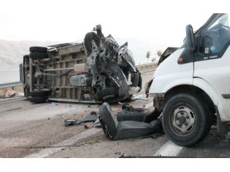 Minibüsler çarpıştı: 1 ölü, 6 yaralı